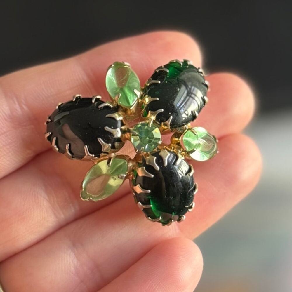Vintage 1960s Green Stones And Gold Tone Cabochon Prong Set‎ Brooch Pin